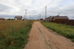 С 2020 года администрация в партнерстве с крупными компаниями Пинежья поэтапно работает над дорогами в микрорайоне "На полях"