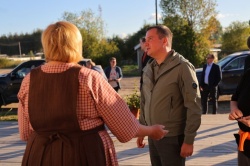 В рамках рабочего визита в село Сура наш губернатор Александр Цыбульский посетил село Сура, где осмотрел обновленную по нацпроекту "Культура" Сурскую библиотеку