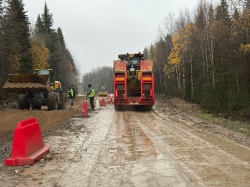 По пути на Пинежье продолжаются дорожные работы на мостовом переходе через Вождоромку. Реконструкция была начата в конце мая