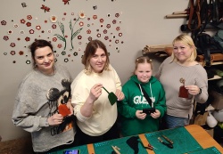 В обновлённом в рамках национального проекта «Культура» Карпогорском доме народного творчества действует необычный мастер-класс — по изготовлению изделий из натуральной кожи