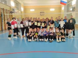 На минувшей неделе в Карпогорской средней школе прошёл яркий волейбольный турнир среди женских команд, приуроченный к 160-летию со дня основания учебного заведения