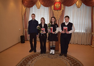 В преддверии международного женского дня 8 марта двум юным девушкам и двум юношам торжественно вручили паспорта граждан Российской Федерации